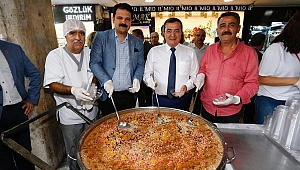 Batur'dan Konak'a aşure ikramı