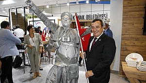Konak Belediyesi’nden herkese bir bayrak