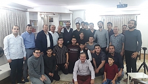 Senai Demirci, Genç Kardeşleri İle Beraber.