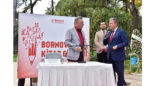 Tacettin Bayır kitabını Bornova’da imzaladı