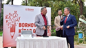 Tacettin Bayır kitabını Bornova’da imzaladı
