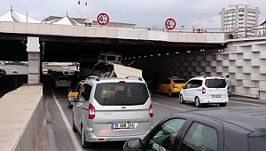 Dorsesinde kamyon taşıyan tır, alt geçitte sıkıştı