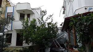 Hortum çatıları uçurdu, 6 bina hazar gördü