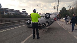 İzmir'de asker uğurlamasından dönen araç takla attı