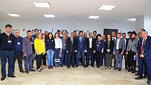 İzmir'de Özbek Sağlıkçılara Sertifikaları Verildi