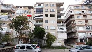 İzmir'de yan yatan bir bina riskli olduğu gerekçesiyle boşaltıldı