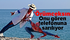Umulmadık anda ortaya çıkıyor, gören telefona sarılıyor