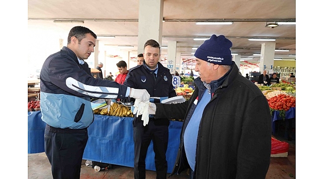 Bayraklı’da zabıta, pazarcılara eldiven ve broşür dağıttı