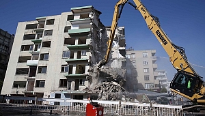 Bostanlı’daki yatık binalarda ilk yıkım başladı