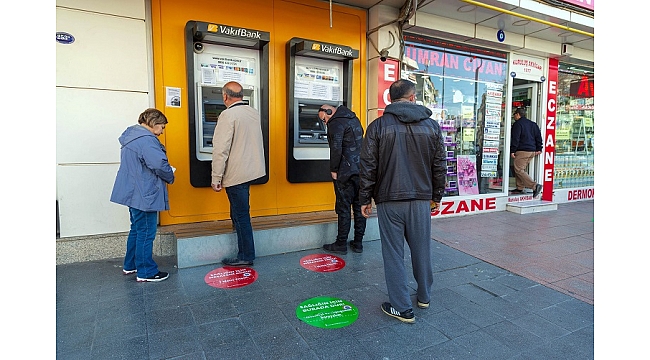 İzmir’de sosyal mesafe için zemin çıkartmaları devrede