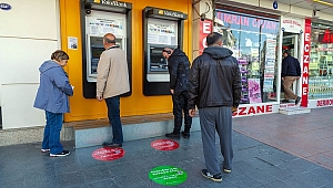 İzmir’de sosyal mesafe için zemin çıkartmaları devrede