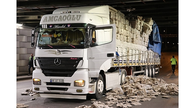 İzmir'de tır alt geçide sıkıştı
