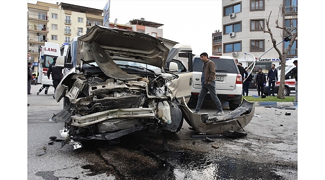 Manisa'da trafik kazasında 2 kişi yaralandı