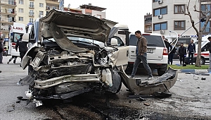 Manisa'da trafik kazasında 2 kişi yaralandı