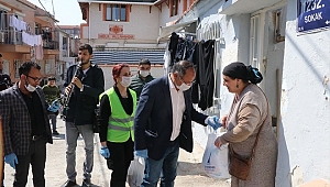 Purçu, orkestra eşliğinde gıda paketi dağıttı