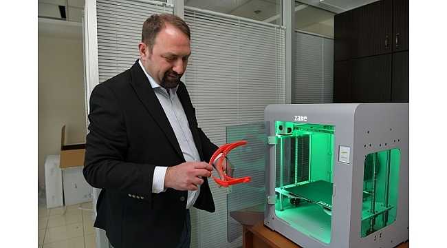 Sağlık çalışanları için 3D yazıcıdan yüz siperliği üretimi
