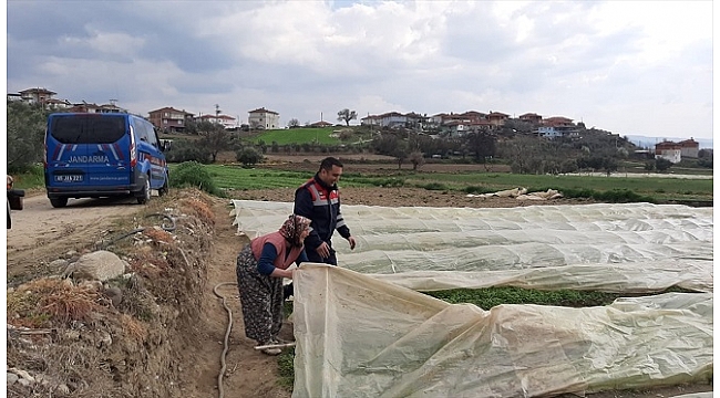 Tarlada çalışan kadına jandarma yardım etti