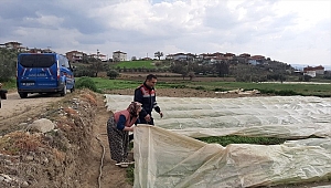 Tarlada çalışan kadına jandarma yardım etti