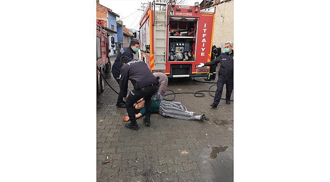 Yangına müdahale eden itfaiye eri elektrik akımına kapıldı