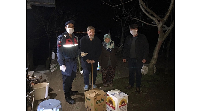 Yaşlı çiftin ihtiyaçlarını bağ evine jandarma ulaştırdı