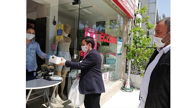 AK Parti Marmaris İlçe Başkanlığı, esnaf ve vatandaşlara maske dağıttı