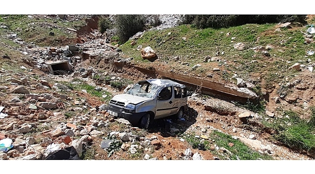 Araçta sıkışan çifti itfaiye kurtardı