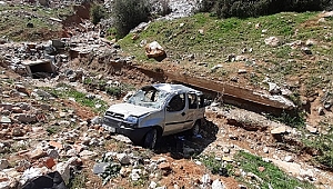 Araçta sıkışan çifti itfaiye kurtardı