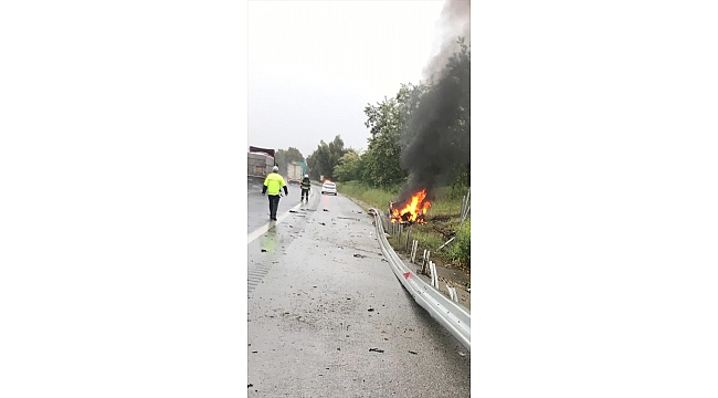 Bariyerlere çarpan otomobil alev aldı: 2 yaralı