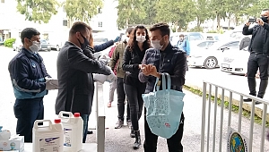 Başkan Aksoy pazarda maske dağıttı