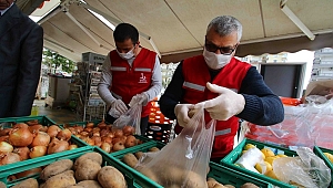Bayraklı Belediyesi zor günlerde de vatandaşın yanında