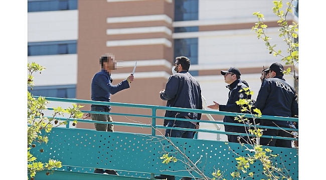 Bıçak zoruyla üst geçidi kapatan kişi gözaltına alındı