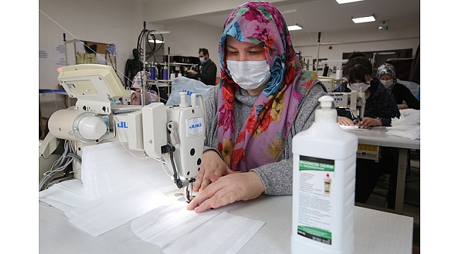 Buca’nın kursiyerleri maske için kolları sıvadı