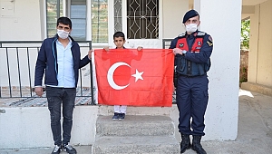 Çocuğun Türk bayrağı talebini jandarma karşıladı