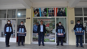 Demirci'de sağlık çalışanlarına hünnap dağıtıldı