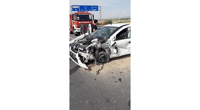 Denizli'de bariyerelere çarpan otomobildeki 3 kişi yaralandı