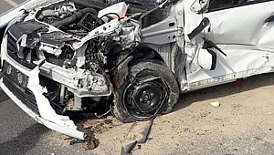 Denizli'de bariyerelere çarpan otomobildeki 3 kişi yaralandı