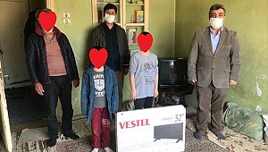 Dersleri takip edemeyen öğrenciye öğretmenlerden televizyon hediyesi