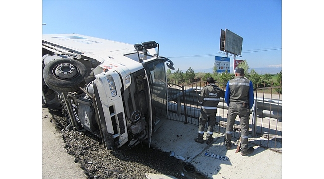 Devrilen meyve ve sebze yüklü kamyonun sürücüsü yaralandı