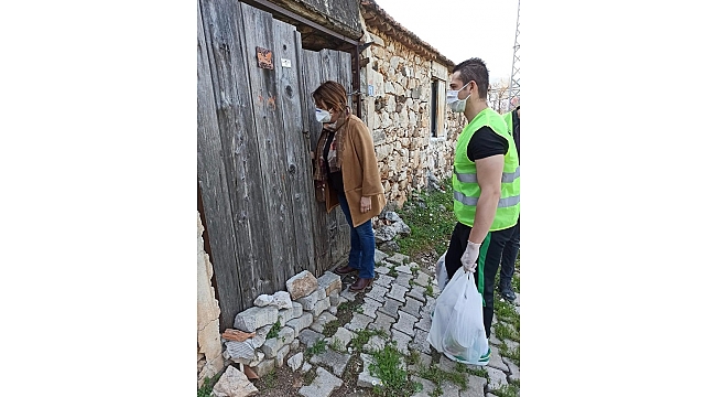 Erkekler erzağa, kadınlar maske dikimine