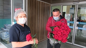 İlk güller koronavirüs savaşçılarına dağıtıldı