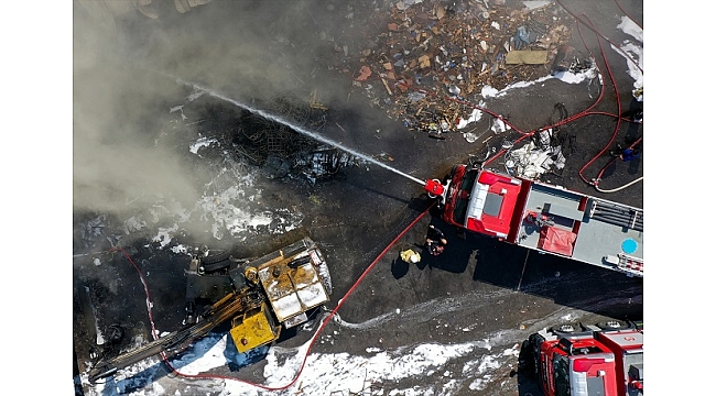 İzmir'de geri dönüşüm tesisinde çıkan yangın kontrol altına alındı