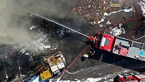 İzmir'de geri dönüşüm tesisinde çıkan yangın kontrol altına alındı