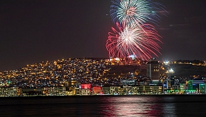 İzmir’de yüzüncü yıl coşkusuyla yer gök aydınlandı