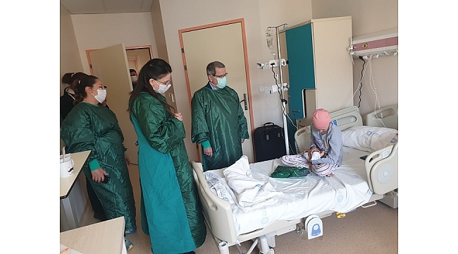 Karabağlar AK Gençlik’ten hastanedeki çocuklara 23 Nisan hediyesi