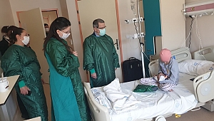 Karabağlar AK Gençlik’ten hastanedeki çocuklara 23 Nisan hediyesi