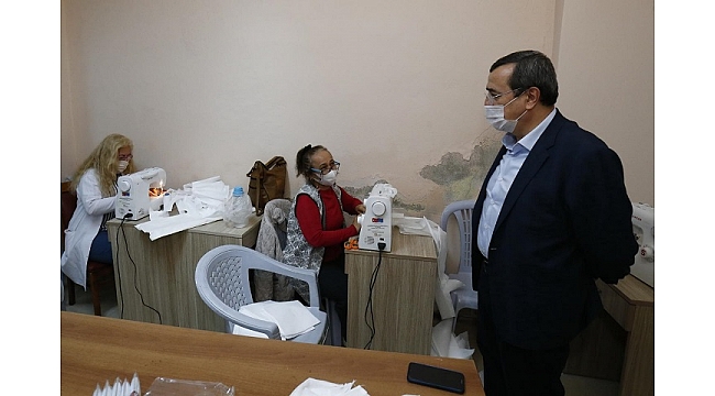 Konak Kadriye Semt Merkezinde, maske üretimine başladı