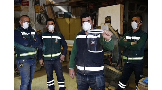 Konak’ta atölyeler virüse karşı siperlik üretiyor