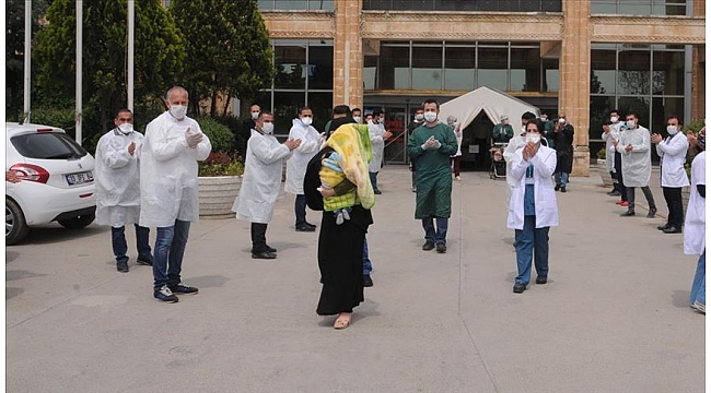Koronavirüsü yenen bebek alkışlarla taburcu edildi