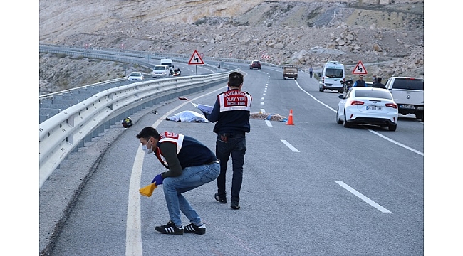 Kütahya'da motosiklet bariyerlere çarptı: 2 ölü