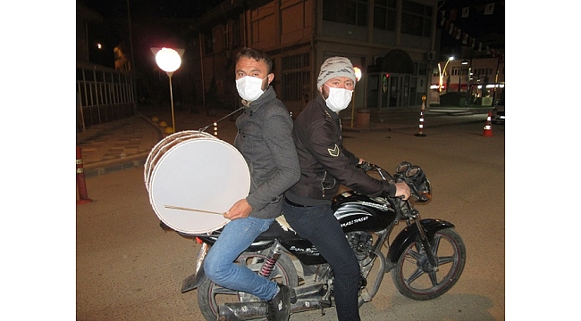 Manilerle sosyal mesafe mesajı